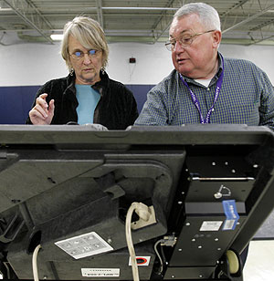 Dos ciudadanos de Ohio prueban una mquina de votacin en marzo. (Foto: REUTERS)
