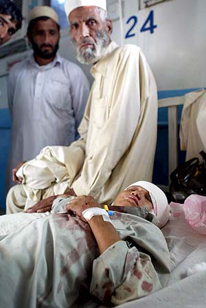 Un nio herido en el atentado suicida de Mardan (Pakistn). (Foto: EFE)