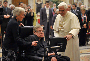 El Papa Benedicto XVI, durante su encuentro con Stephen Hawking en el Vaticano. (Foto: AP)