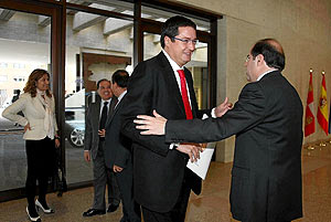 Juan Vicente Herrera saluda a scar Lpez en presencia de Toms Villanueva y Begoa Hernndez, el jueves en las Cortes. (Foto: Ical)