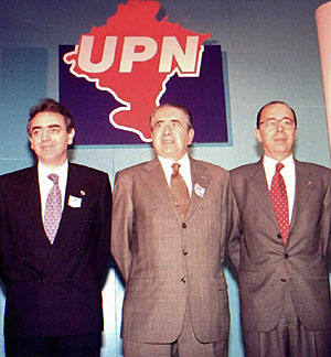 Lapazarn (dcha.), junto a Miguel Sanz (izqda.) y el fundador de UPN, Jesus Aizpn (ya fallecido), en una imagen de 1997. (Foto: EFE)