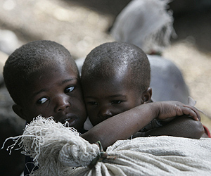 Un nio abraza a su hermana en un hospital del Congo. (Foto: AP)