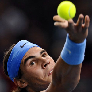 Rafael Nadal se dispone a realizar un saque. (Foto: AFP)