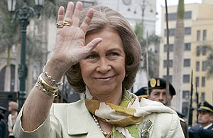 Doña Sofía saluda durante un acto. (Foto: EFE)