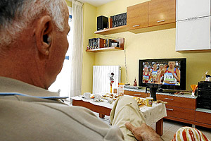 Un hombre ve la televisin en su casa. (Foto: CKNN)