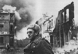 El periodista y escritor, Vasily Grossman, en la devastada ciudad de Schwerin / Skwierzyna durante la Segunda Guerra Mundial. (Foto: Editorial Crtica)