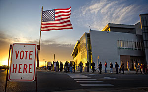 Votantes esperan para depositar su papeleta a primera hora en Grand Forks. (Foto: AP)