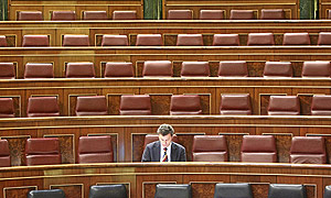 Sillones vacíos en el Congreso, una imagen que se ha convertido en habitual. En su escaño, el diputado Santiago Cervera. (Foto: Alberto Cuéllar)
