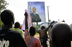 Seguidores de Obama ante un cartel del candidato que anuncia el cambio. (Foto: AFP)