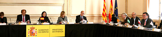 La ministra y los representantes de Vivienda de las diferentes CCAA. (Foto: ELMUNDO.ES)