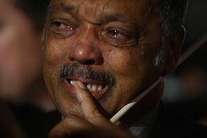 El reverendo Jesse Jackson llora tras conocerse la victoria de Obama. (Foto: AFP)