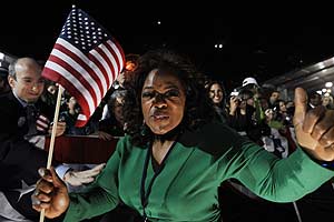 La periodista Oprah Winfrey celebra en Chicago la victoria (Foto: AFP)