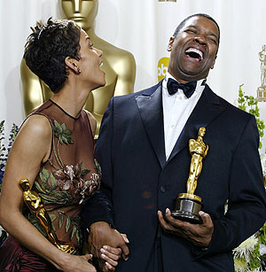 El 25 de marzo de 2003, Halle Barry fue la primera mujer negra que gan el Oscar y Denzel Washington, el de mejor actor. (Foto: AP)