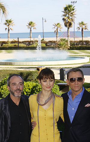 Fernando Guillén Cuervo, Olga Kurylenko y Daniel Craig, en Valencia, antes del estreno de 'Quantum of Solace'. (Foto: Vicent Bosch)