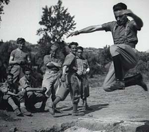 Soldados fascistas hacen ejercicios de gimnasia en Espaa. (Foto: EFE)