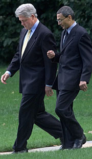 Podesta y Clinton, en 1999. (Foto: AP)