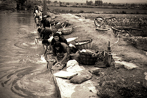 Un grupo de mujeres lava la ropa en el ro en plena Guerra Civil Espaola. fOTO: EFE