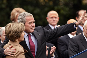 George W. Bush y su esposa Laura, durante su intervencin de este jueves. (Foto: AP)