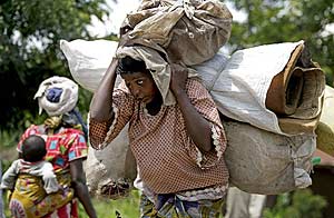 Una mujer huye de Kiwanja hacia Rutshuru. (Foto: Reuters)