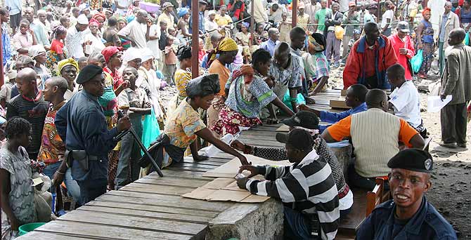 Cientos de desplazados haciendo cola en el campo de Kibati. (Foto: Intermn Oxfam)