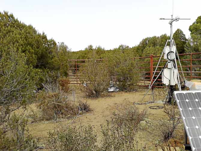 (Vista de uno de los centros de toma y transmisin de datos, equipado con placas solares y protegido de la fauna mediante vallas. (Foto: Satec)