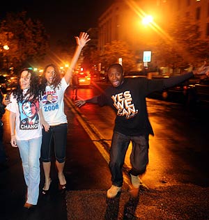 Blancos y negros celebran en Washington la victoria de Obama. (Foto: EFE)