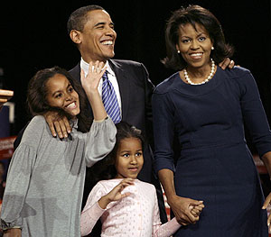 Los Obama, al comenzar las primarias demcratas en enero de 2008, en un mitin por los 'caucus' de Iowa. (Foto: AP)