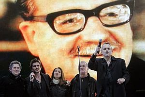 De izquierda a derecha, Miguel Rios, Juanes, Ana Beln, Vctor Manuel y Bos, en el concierto. (Foto: EFE)