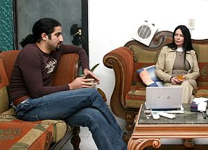Omar bin Laden y su mujer, en una foto tomada en su apartamento a las afueras de Egipto. (Foto: AFP)