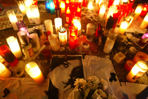 Imagen de la joven asesinada flanqueada por velas tras una concentracin de apoyo a la familia. (Foto: Antonio Moreno)