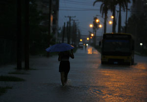 Una mujer camina por una calle inundada por el paso de 'Paloma'. (Foto: AP)