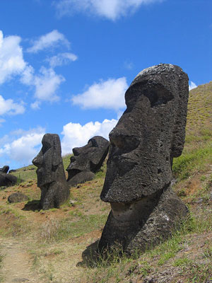 Moái en las laderas de la Cantera del Volcán Rano Raraku. (Foto: Wikimedia Commons)