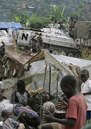 Nios juegan enfrente de los tanques de la ONU en Kiwanja. (Foto: Karel Prinsloo)