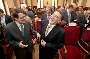 El delegado del Gobierno, Miguel Alejo (izqda.) re en una conversacin con el secretario regional del PP, Alfonso Fernndez Maueco (Foto: Enrique Carrascal))