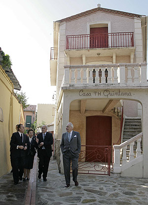 Los Duques de Soria, junto al alcalde soriano, Carlos Martnez, y al de Collioure, Michael Molly, pasean junto al hotel donde se aloj Machado en la localidad francesa. (Foto: Ical)