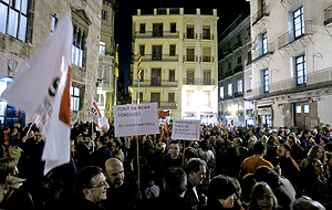 Cerca de 3.000 personas se han concentrado frente al Palau de la Generalitat en Valencia. (Foto: EFE)