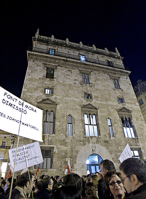 Los docentes han desplegado pancartas con lemas contra el conseller Font de Mora. (Foto: EFE)