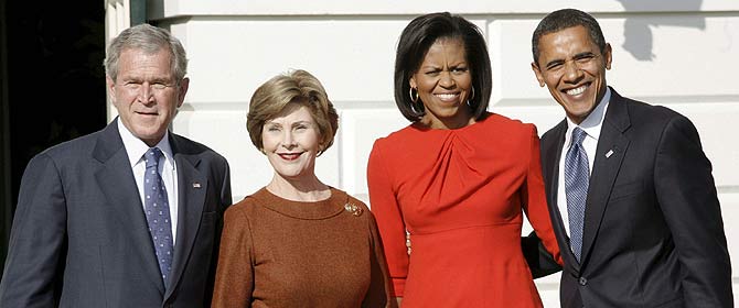 Los Bush recibieron ayer a los Obama en la Casa Blanca para preparar la transicin de gobierno. (Foto: AFP)