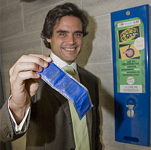 Gemes muestra el pack de tres condones que se vender en el metro. (G. Arroyo)