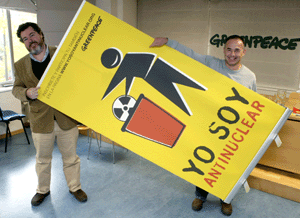 El director de Greenpeace España, Juan López de Uralde (izda.), y Carlos Bravo, responsable de la campaña contra la energía nuclear, durante la presentación de la campaña 'Yo soy antinuclear'. (Foto: EFE)