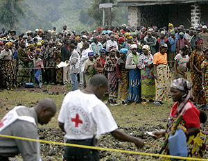 Refugiados en Kibati haciendo cola para recoger la ayuda alimentaria. (Foto: K.P.)