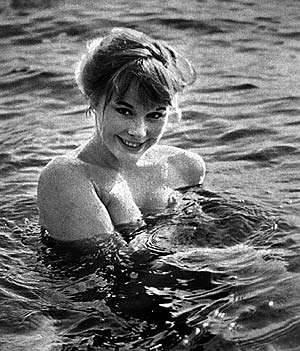 La actriz alemana Elke Sommer, pionera del bikini en Espaa.