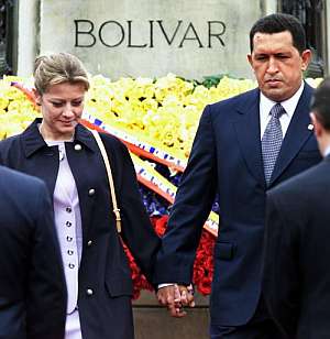 Chvez, agarrado de la mano de su ahora ex mujer Marisabel Rodriguez. (Foto: AFP)