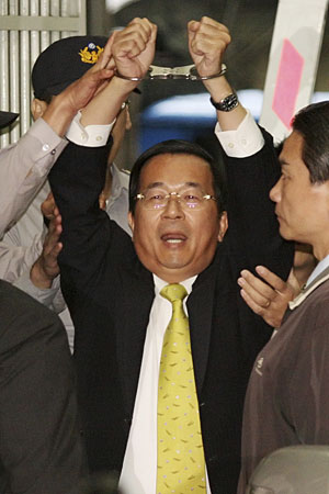 Chen, a su salida de la oficina del fiscal. (Foto: AP)