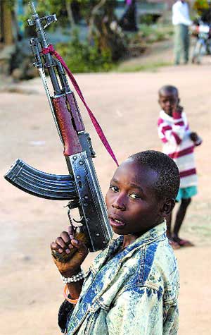 Un nio armado con una ametralladora en el Congo. (Foto: Polaris)