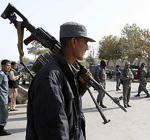 Policas afganos vigilan la zona donde se produjo la explosin en Kandahar. (Foto: AP)
