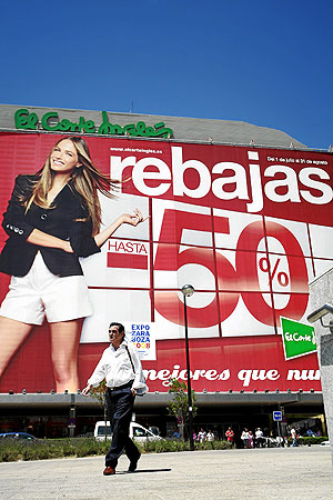 Fachada de un centro comercial de El Corte Inglés, con un gran cartel de anuncio de las rebajas. (Foto: Carlos Alba)