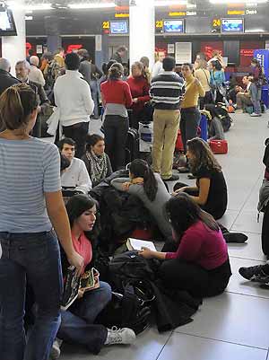 Pasajeros esperan en el aeropuerto de Ciampino, este martes (Foto: AP)