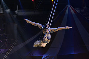 Una mujer realiza una acrobacia durante un espectculo celebrado en el Circo Price. (Foto: Begoa Rivas)