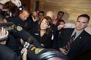 Sarah Palin atiende a la prensa, en Miami, tras la reunin de los gobernadores del partido republicano. (Foto: AP)